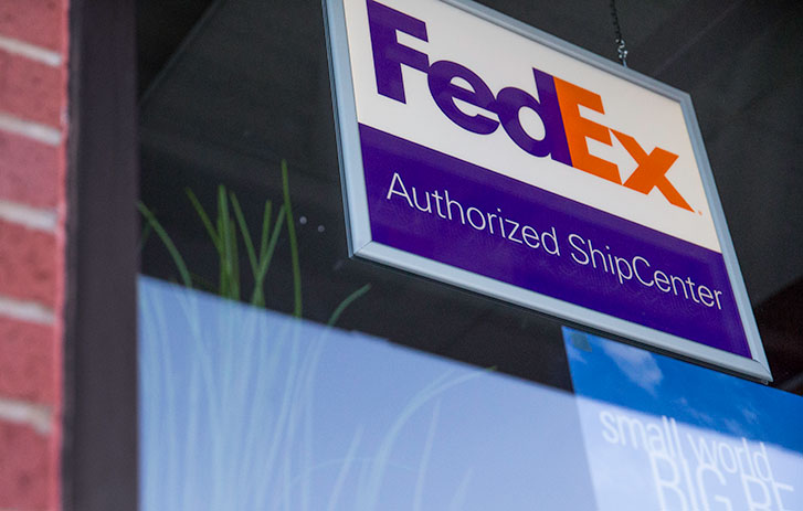 FedEx 建筑的窗户上有一个标志